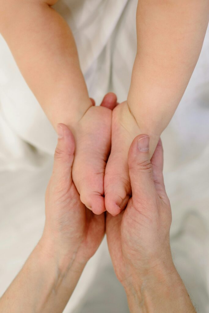 massage des pieds d'un bébé