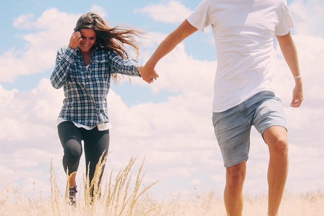 couple heureux au soleil