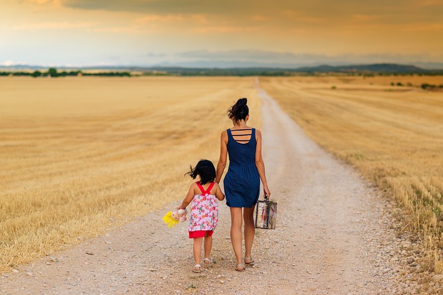 mère et fille qui marchent