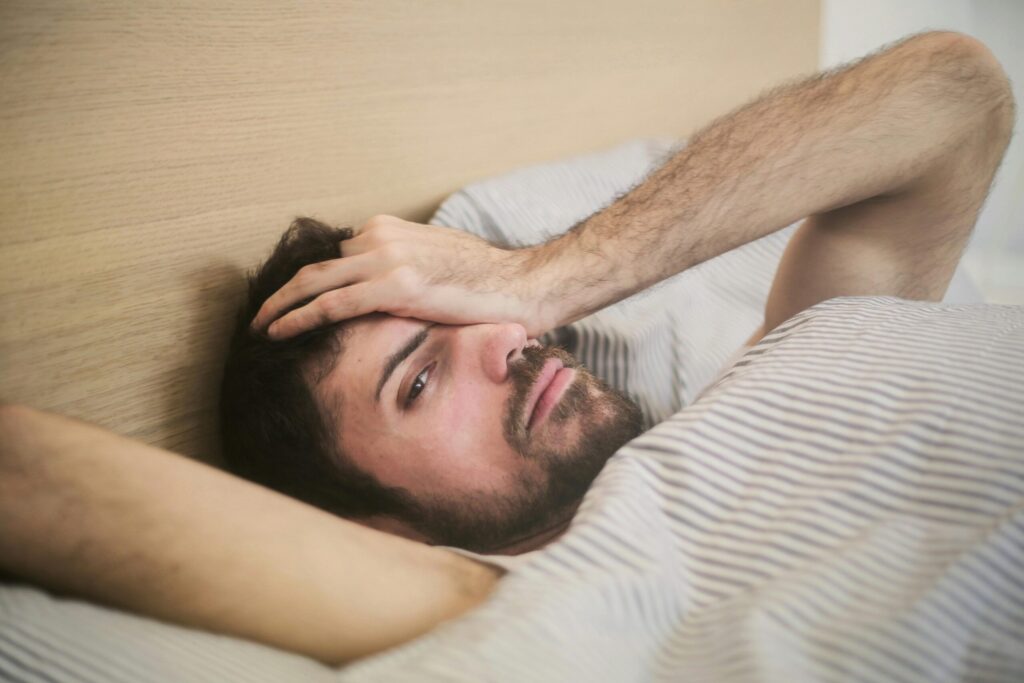 un homme fatigué, épuisé