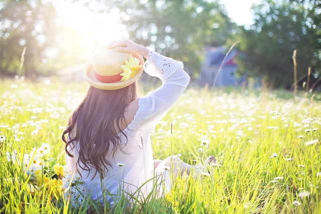 femme au soleil avec son chapeau