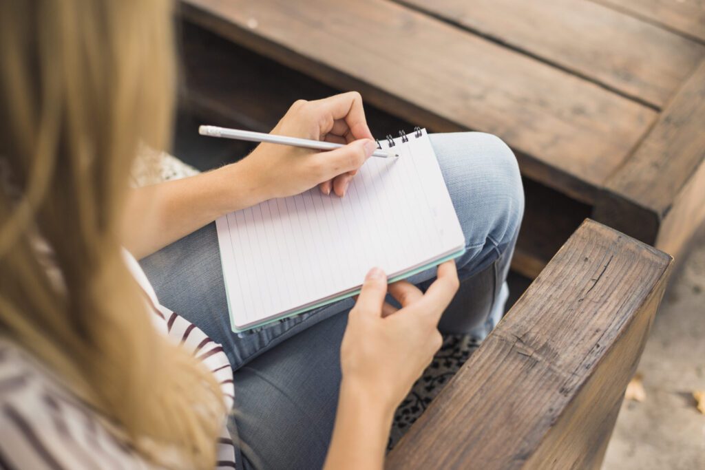 femme qui prend des notes