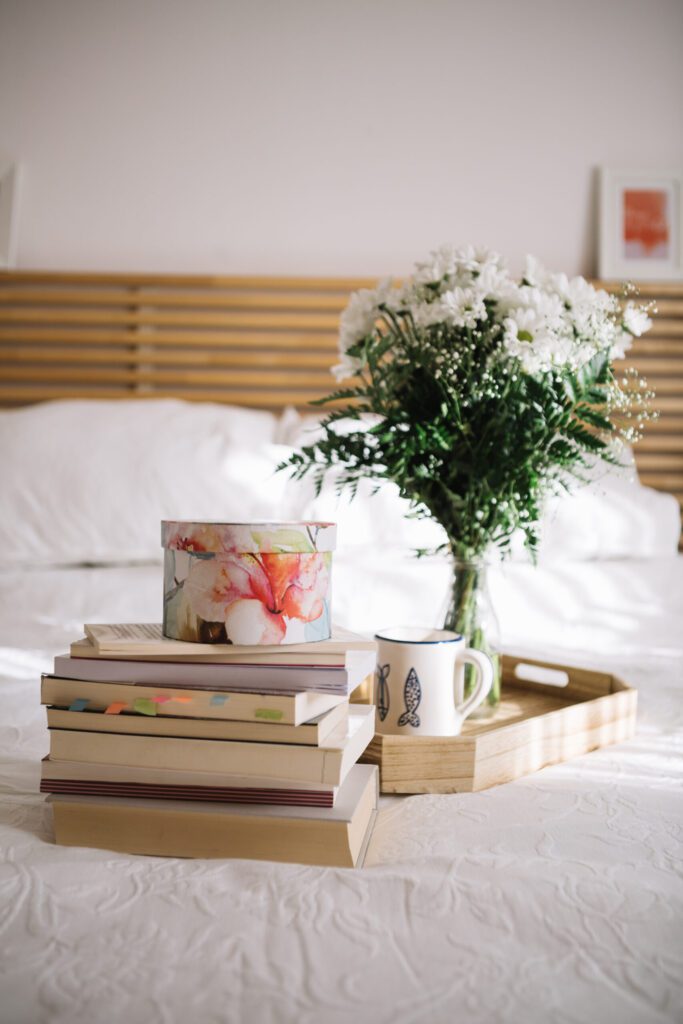 plateau avec livres