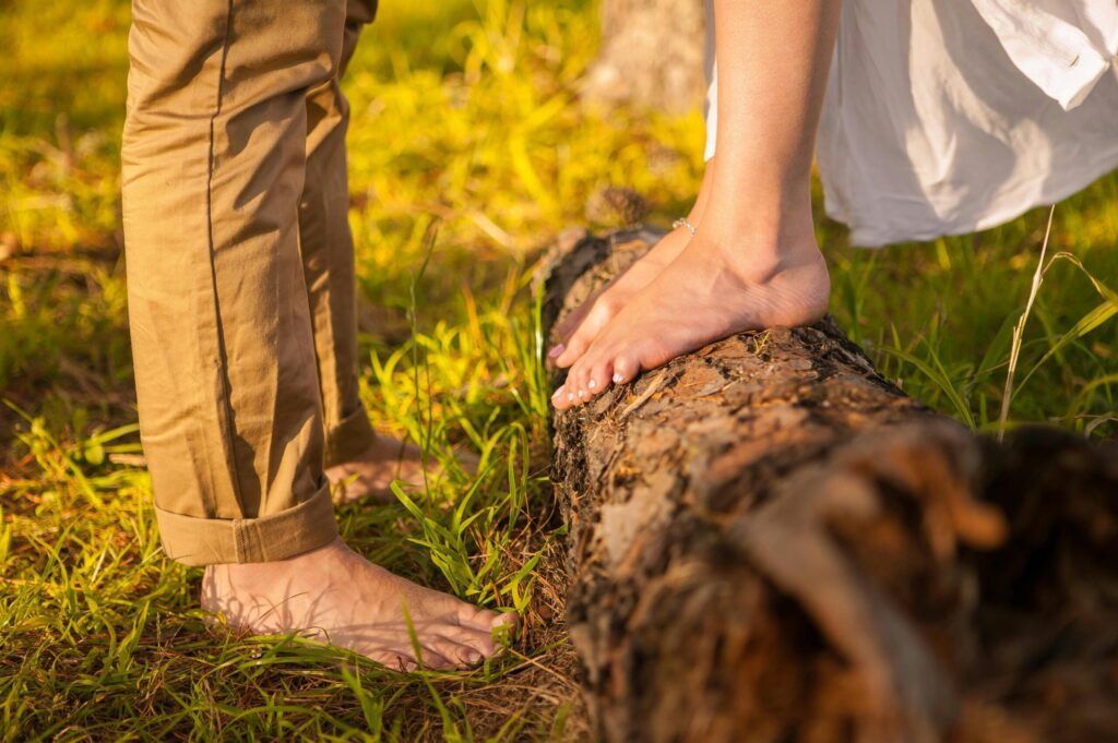pieds nus dans l'herbe