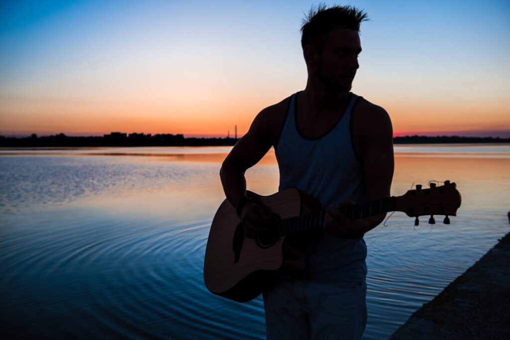 musicien nuit tombante