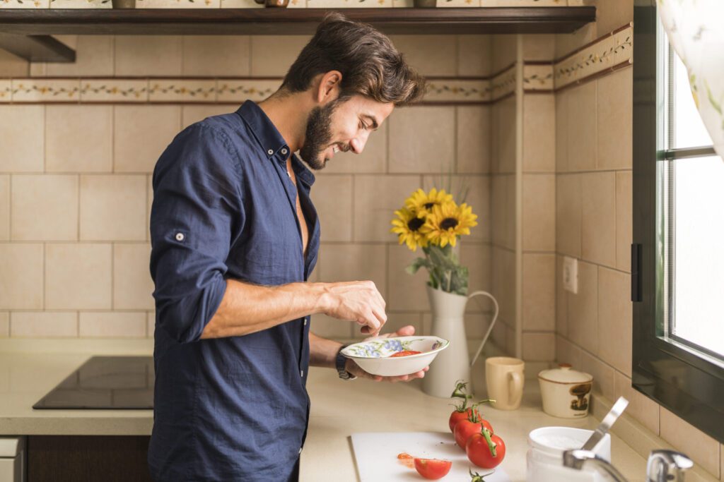 homme préparant le repas