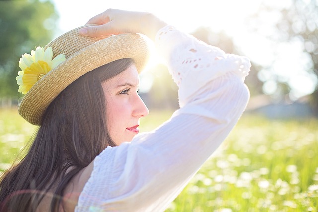 femme avec chapeau au soleil