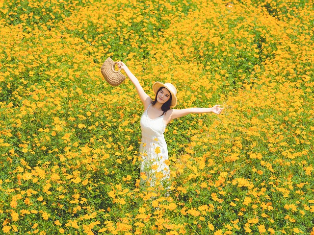 femme dans un champ de fleurs